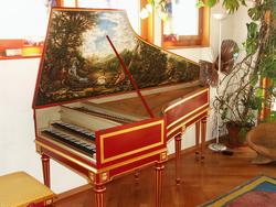 Clavecin de Jean-Michel Chabloz Clavecin de Jean-Michel Chabloz d'après un instrument historique français de 1769, avec peinture de couvercle d'Elizabetta Lanzoni, de Ravenne